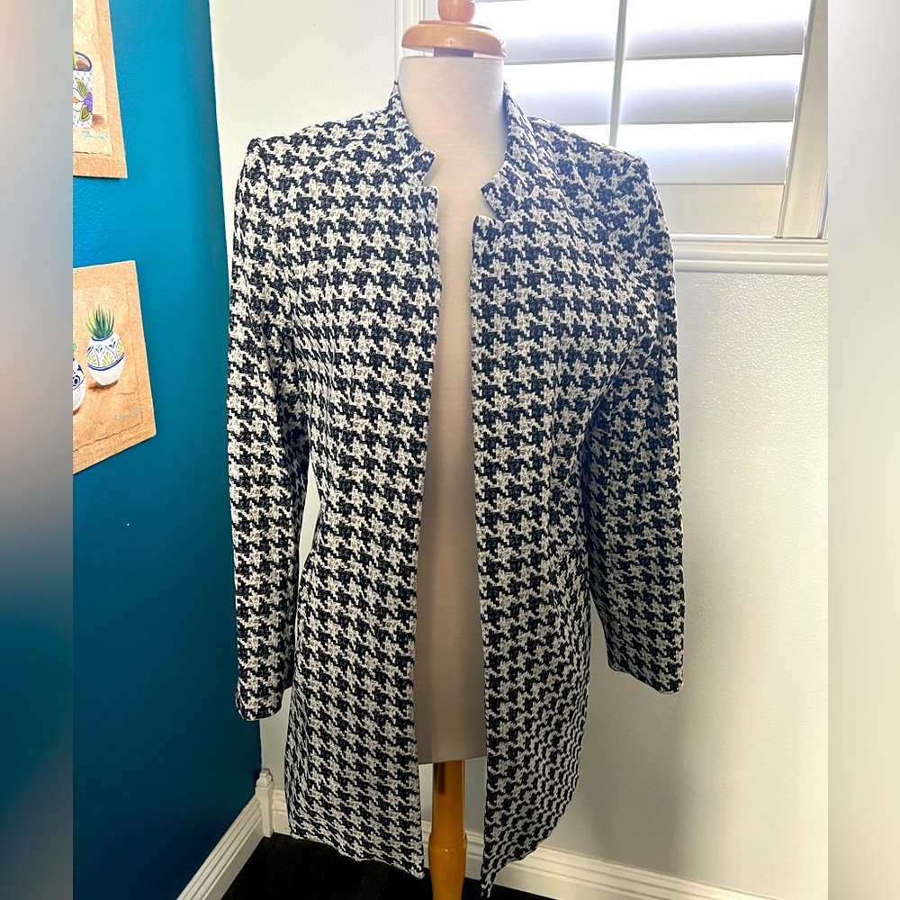 Women’s blazer in a black and white print, fully lined. New with tags.Size large